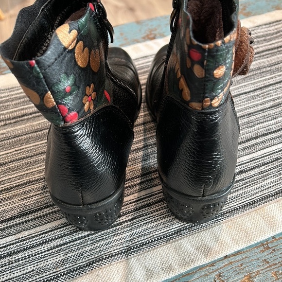 Cute Black Leather Ankle Boots with Floral Design. Europian style - Picture 3 of 8